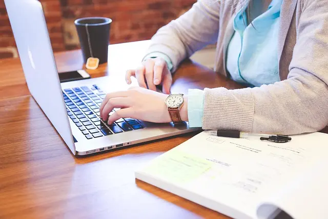 5 Exercices de Relaxation Rapide à Pratiquer au Bureau