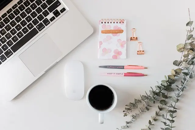 5 Astuces Efficaces pour des Relaxations Rapides au Bureau